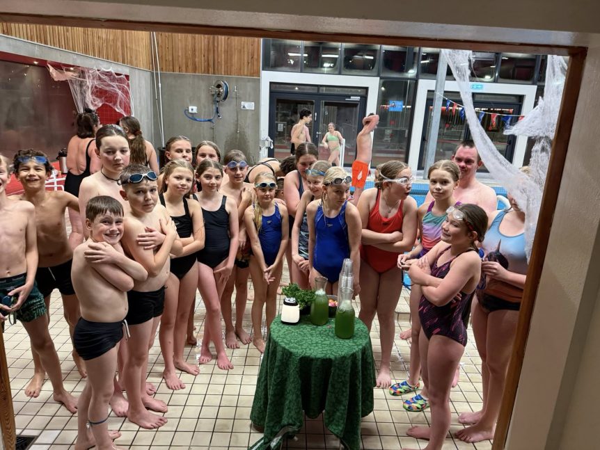 Hrekkjavökusund í Sundlauginni í Ólafsvík á BARNÓ 2025 - Í boði