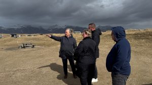 Margrét Björk fagstjóri áfangastaða -og markaðssviðs SSV sýnir starfsfólki uppbygginguna á Ytri-Tungu í Staðarsveit