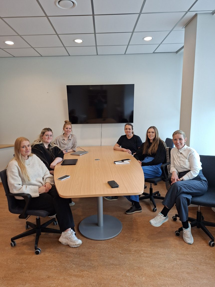 Frá vinstri: Anna Guðrún Alexandersdóttir og Freyja Þöll Smáradóttir frá Velferðar- og fræðsludeild Hvalfjarðarsveitar, Heiður Haraldsdóttir, iðjuþjálfi hjá SSV, Ragnheiður Helgadóttir og Rakel Valsdóttir frá heimahjúkrun HVE og Þorbjörg Sigurðardóttir hjúkrunarforstjóri á hjúkrunarheimilinu Höfða.